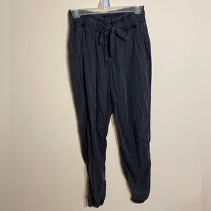 Size medium so high-rise jogger with tie waist In a grayish black color